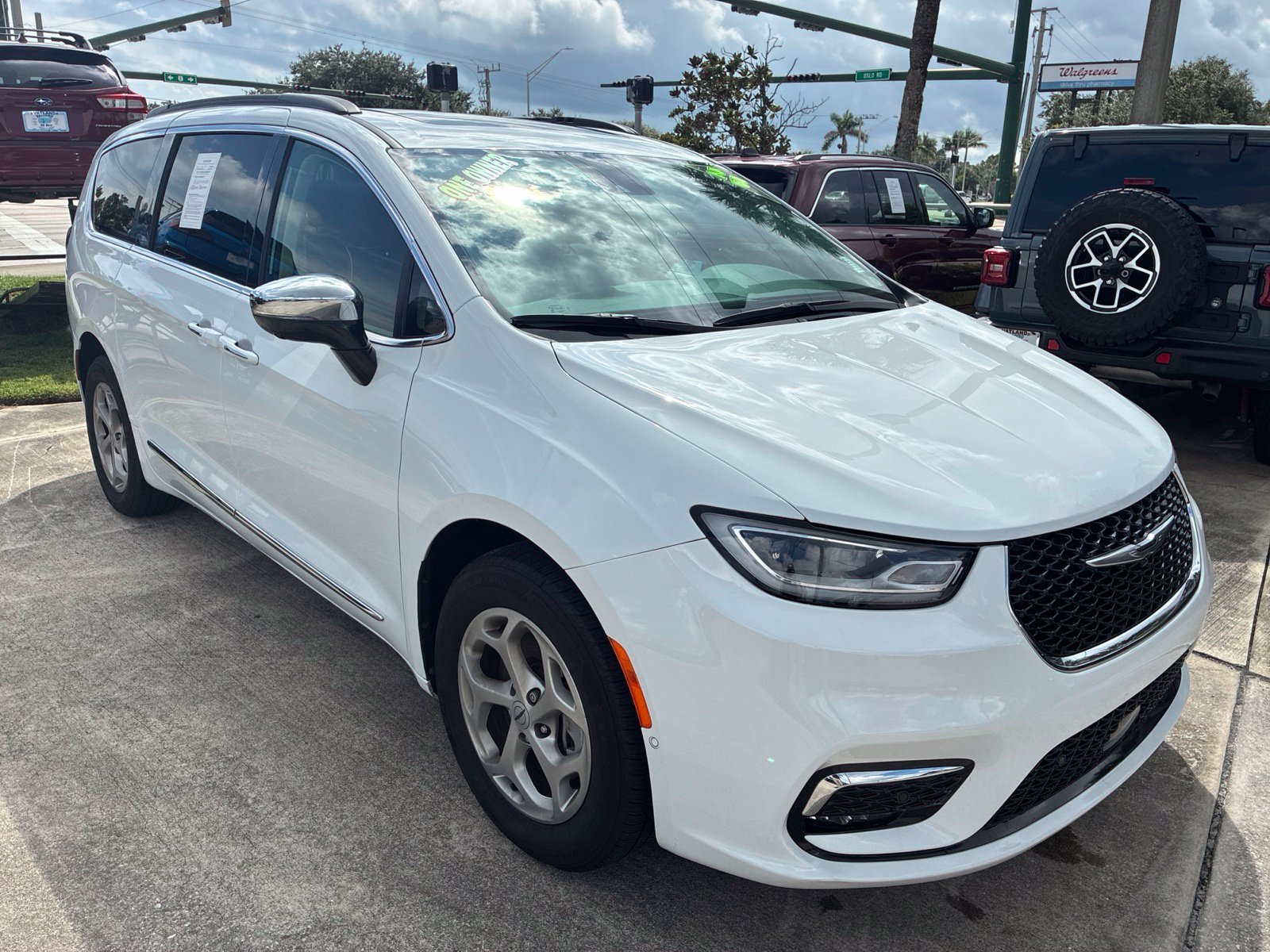 Used 2023 White Chrysler Limited image 22