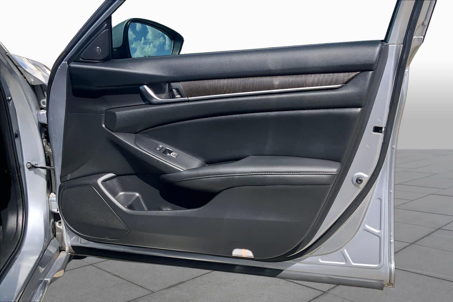 Used 2019 Lunar Silver Metallic Honda EX-L image 22