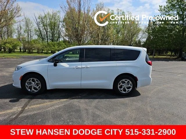 2024 Chrysler Pacifica Limited AWD's photo