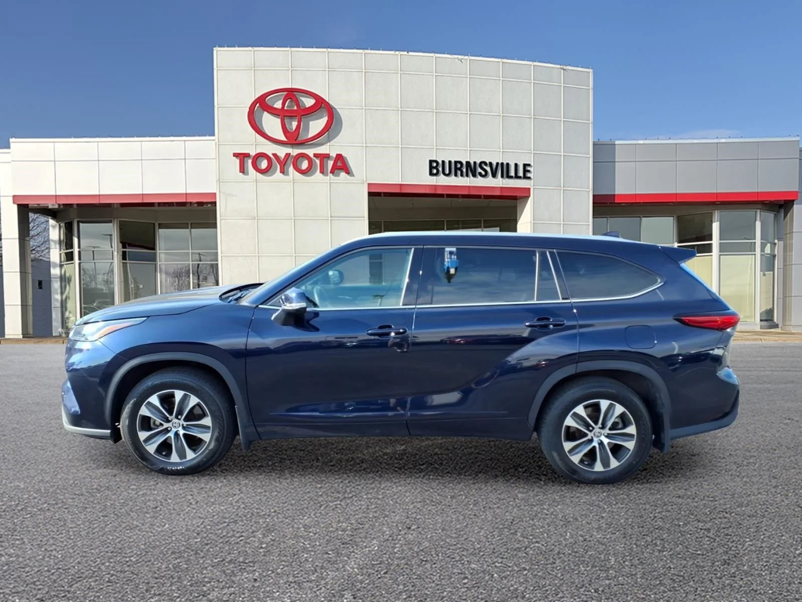 Certified Used 2022  Toyota XLE image 7