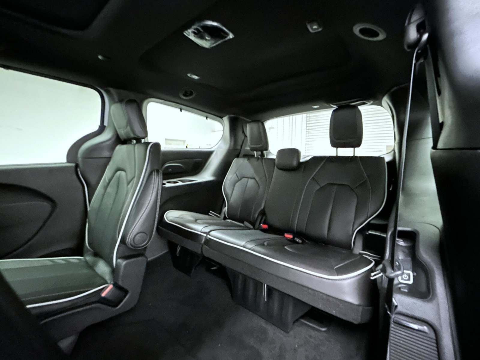 New 2027 Bright White Clear-Coat Paint Chrysler Limited image 18