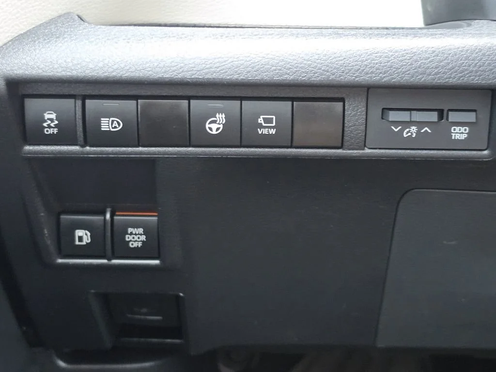 Used 2023  Toyota Platinum image 18