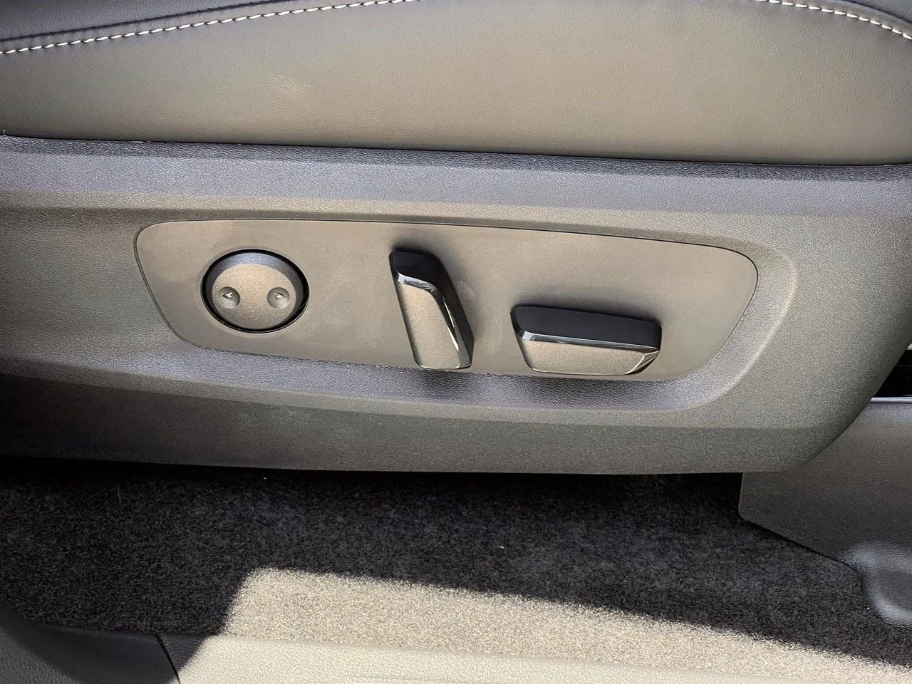 New 2027 RADIANT WHITE INFINITI Luxe FWD image 24