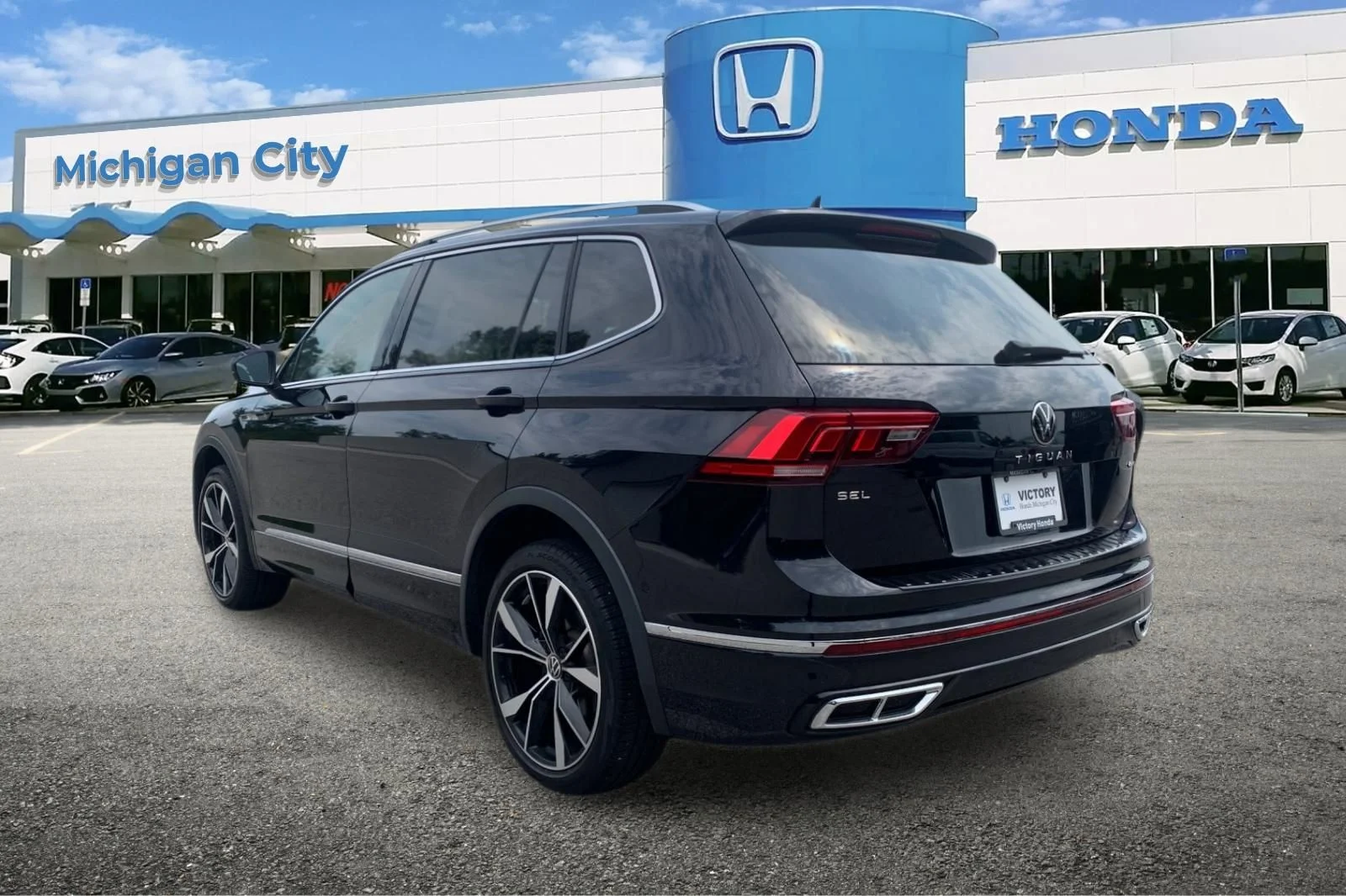 Used 2023 Black Volkswagen 2.0T SEL R-Line image 3