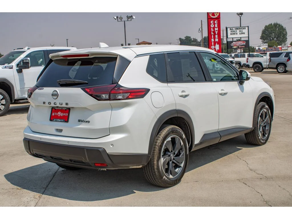 Used 2024 Everest White Pearl Nissan SV image 8