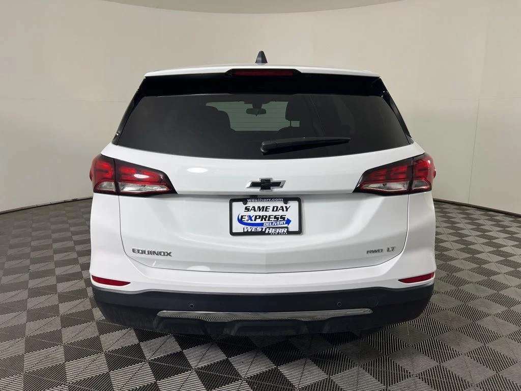 Used 2024 Summit White Chevrolet LT image 5
