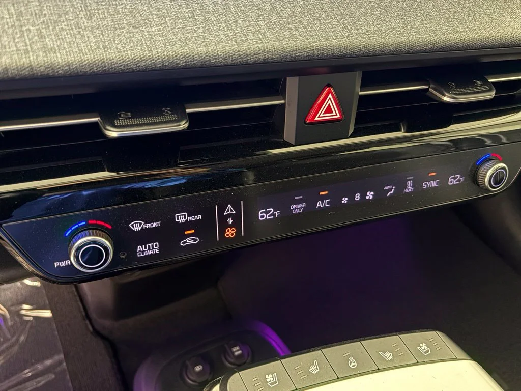 Used 2022 White Kia Wind image 27