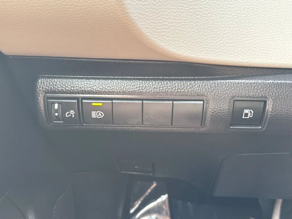 Used 2025  Toyota LE image 33
