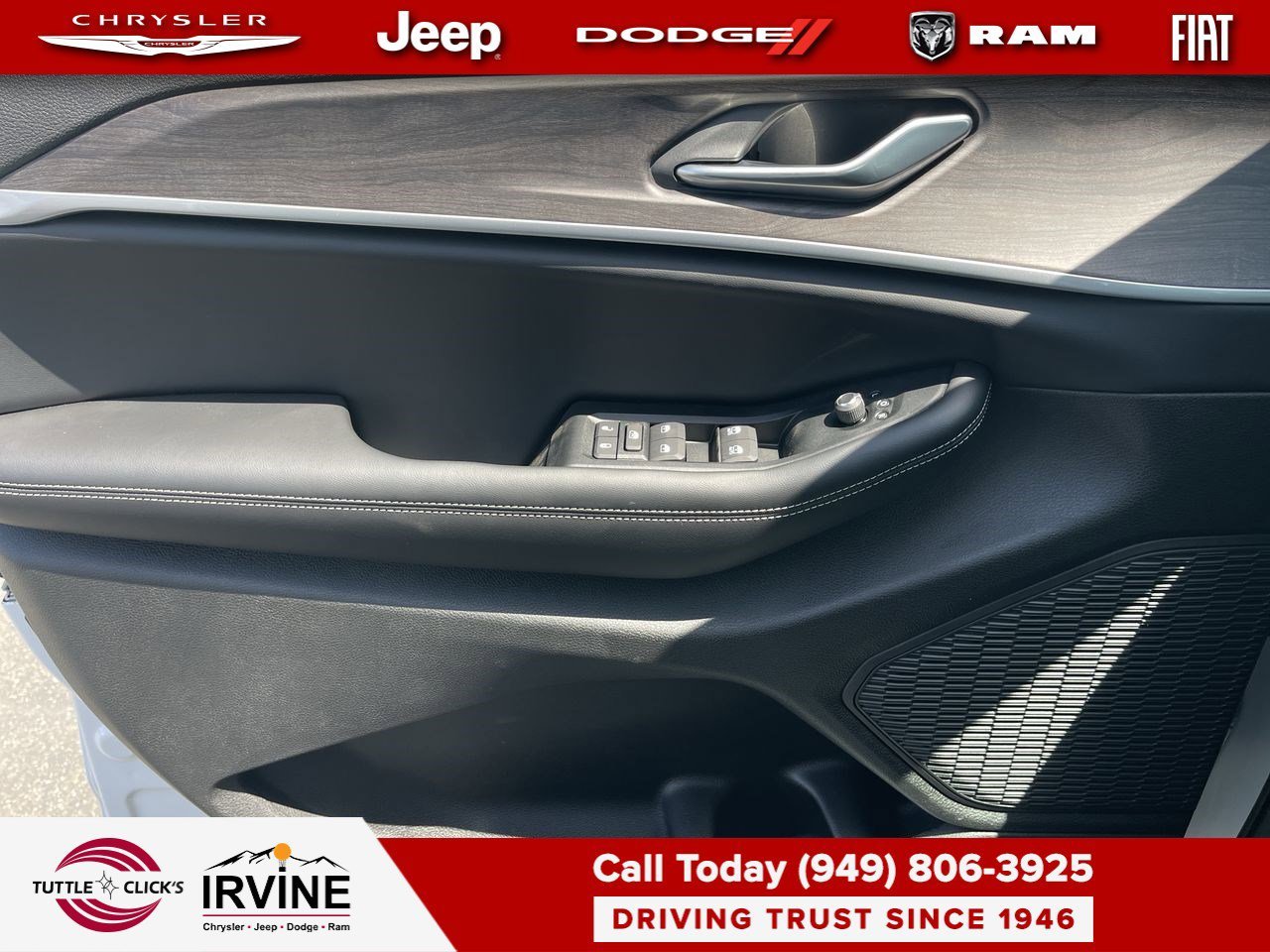 New 2026 Bright White Clear-Coat Exterior Paint Jeep Laredo Altitude image 20