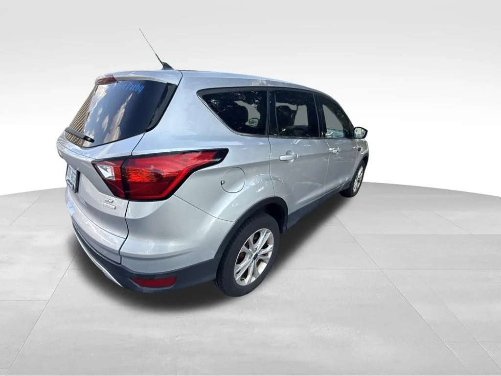 Used 2019 Silver Ford SE image 9