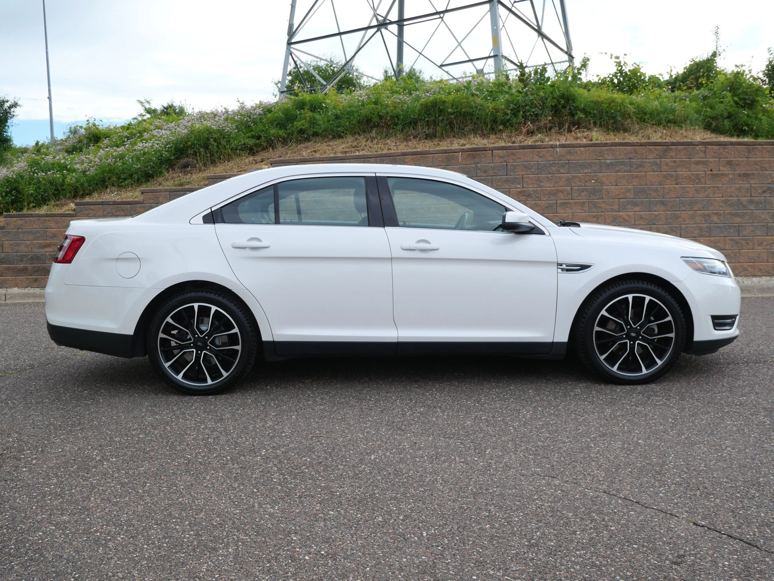 Used 2018 White Platinum Metallic Tri-Coat Ford SEL image 7
