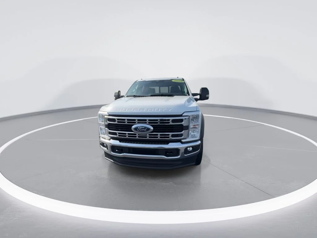 Used 2025 White Ford XL image 4