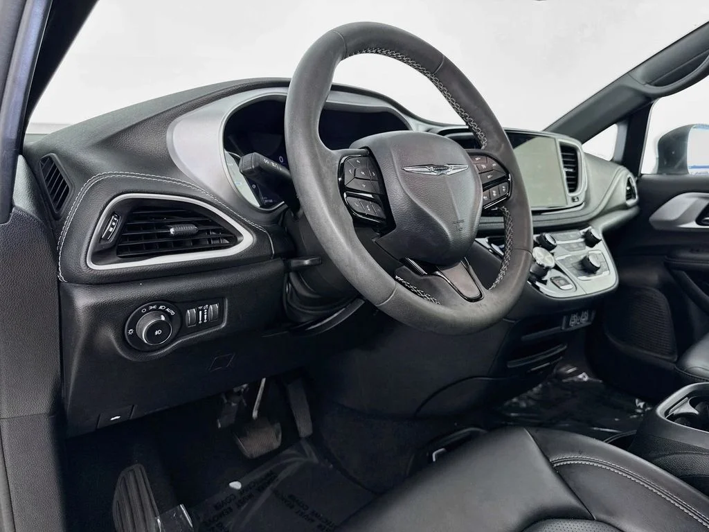 Used 2023 White Chrysler Touring L image 9