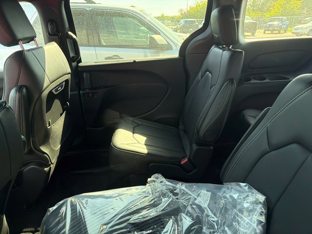 New 2027 Diamond Black Crystal Pearl-Coat Paint Chrysler Select image 8