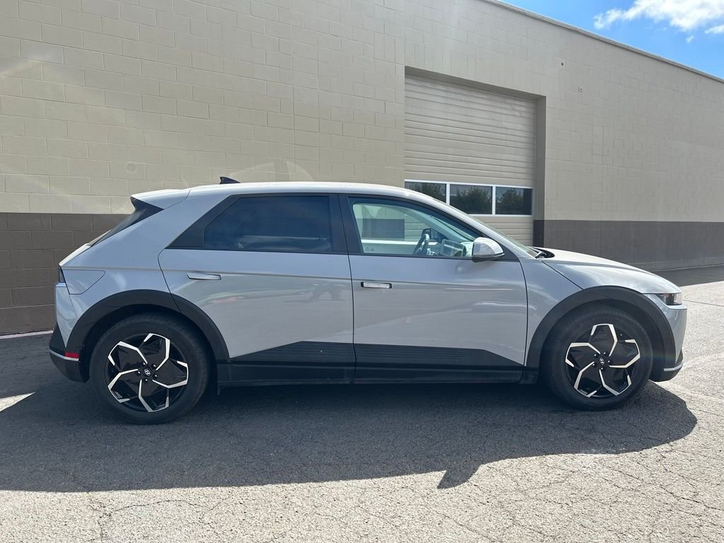 Used 2023 Gray Hyundai SEL image 3
