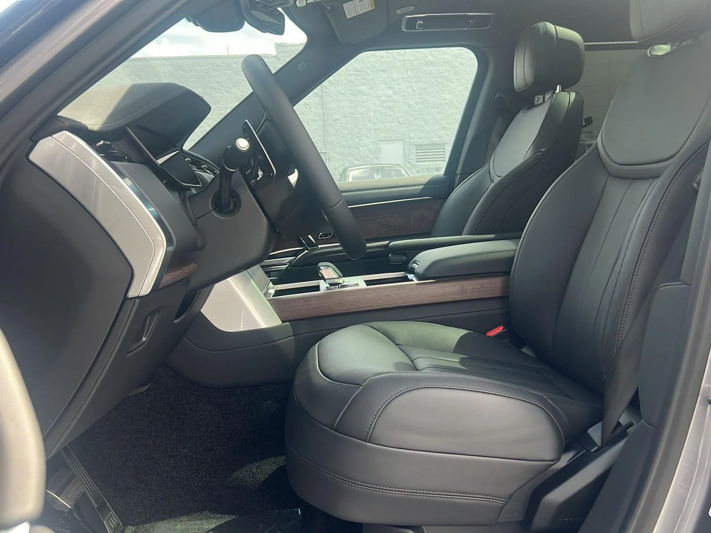 New 2026 Eiger Grey Metallic Land Rover SE image 22
