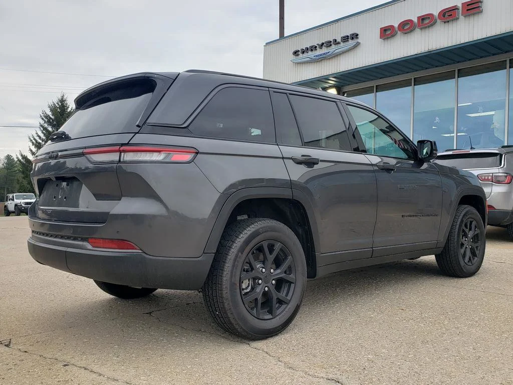 New 2026 Baltic Gray Metallic Clear-Coat Exterior Paint Jeep Laredo Altitude image 3