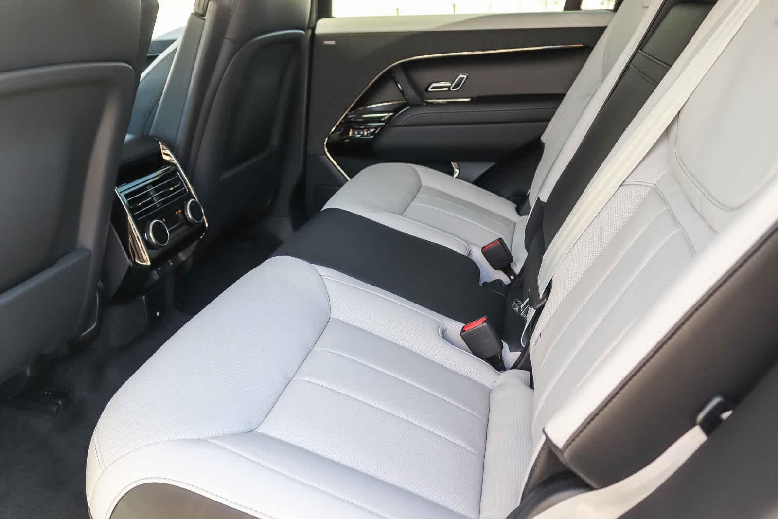 New 2027 Fuji White Land Rover Battersea Edition image 17