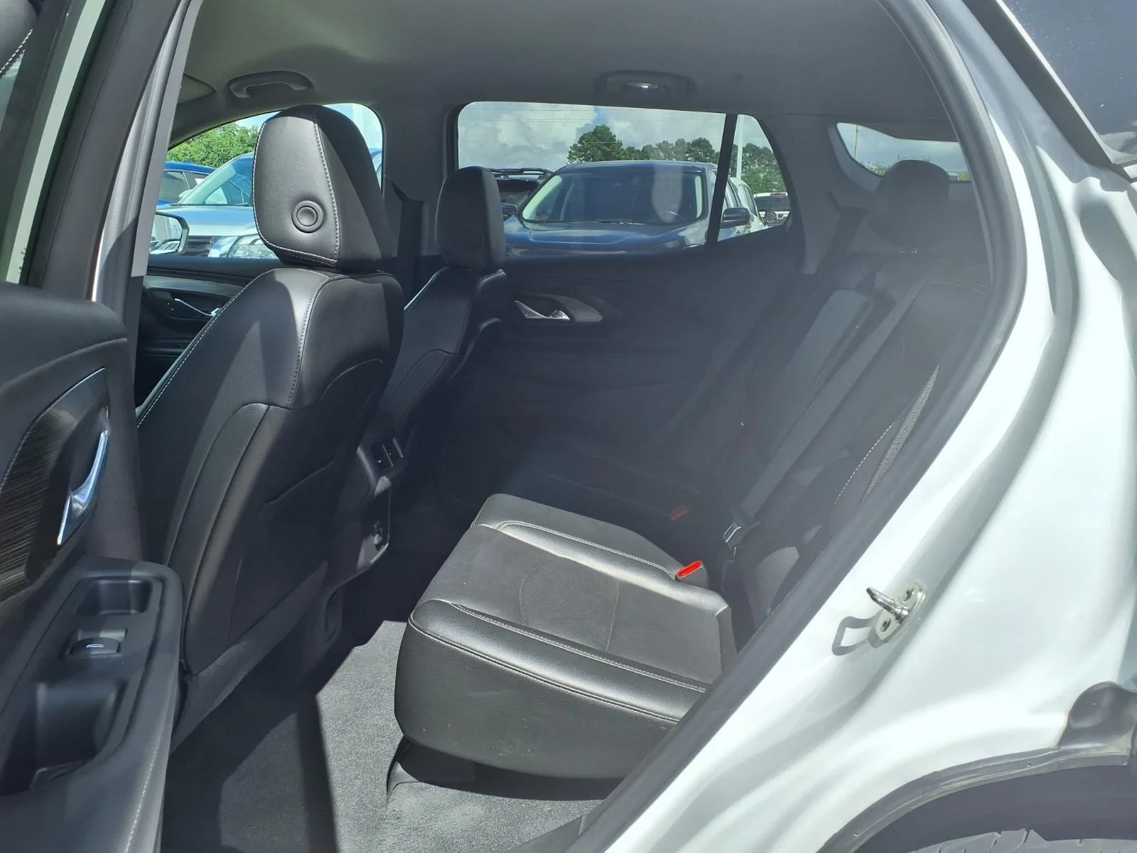 Used 2024 White GMC SLT image 9