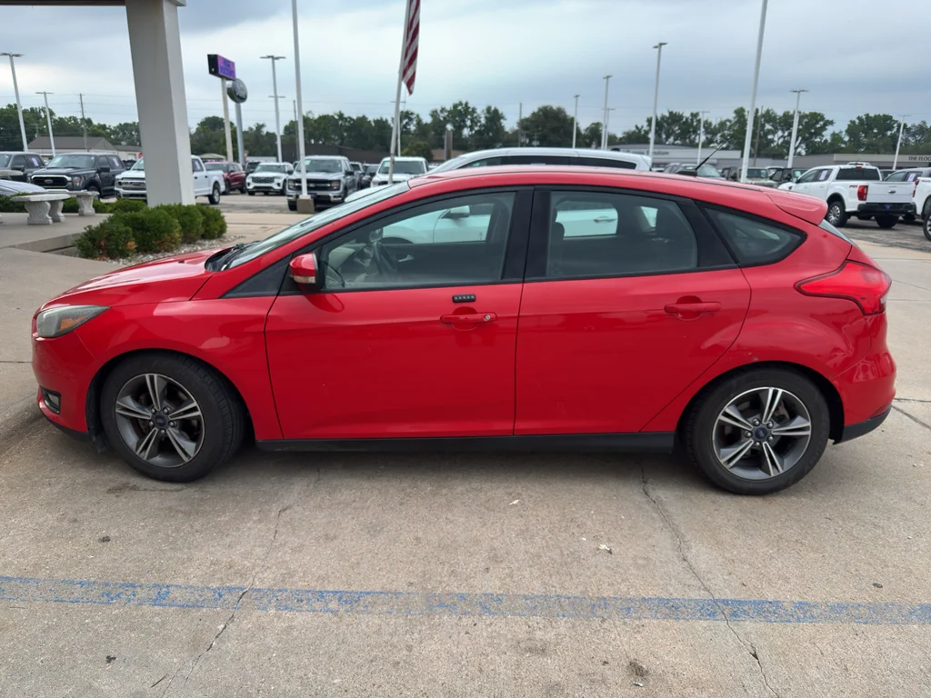Used 2016 Race Red Ford SE image 8