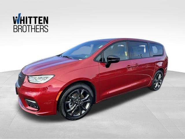 2026 Chrysler Pacifica Select's photo