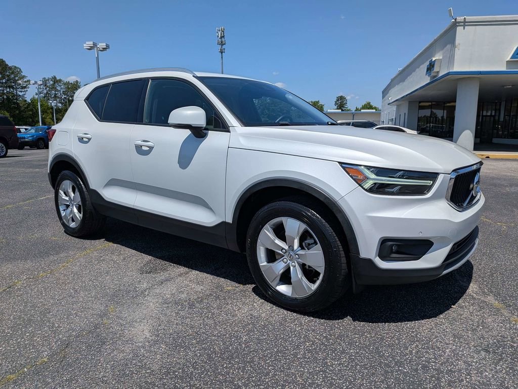 2022 Volvo XC40 T5 Momentum AWD's photo