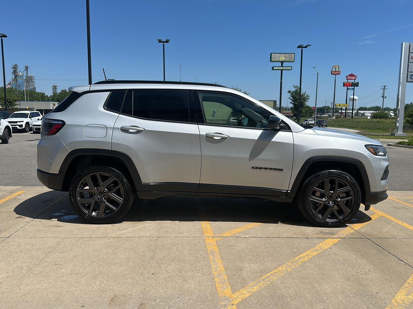 New 2026 Silver Zynith Metallic Clearcoat Jeep Latitude Altitude image 4
