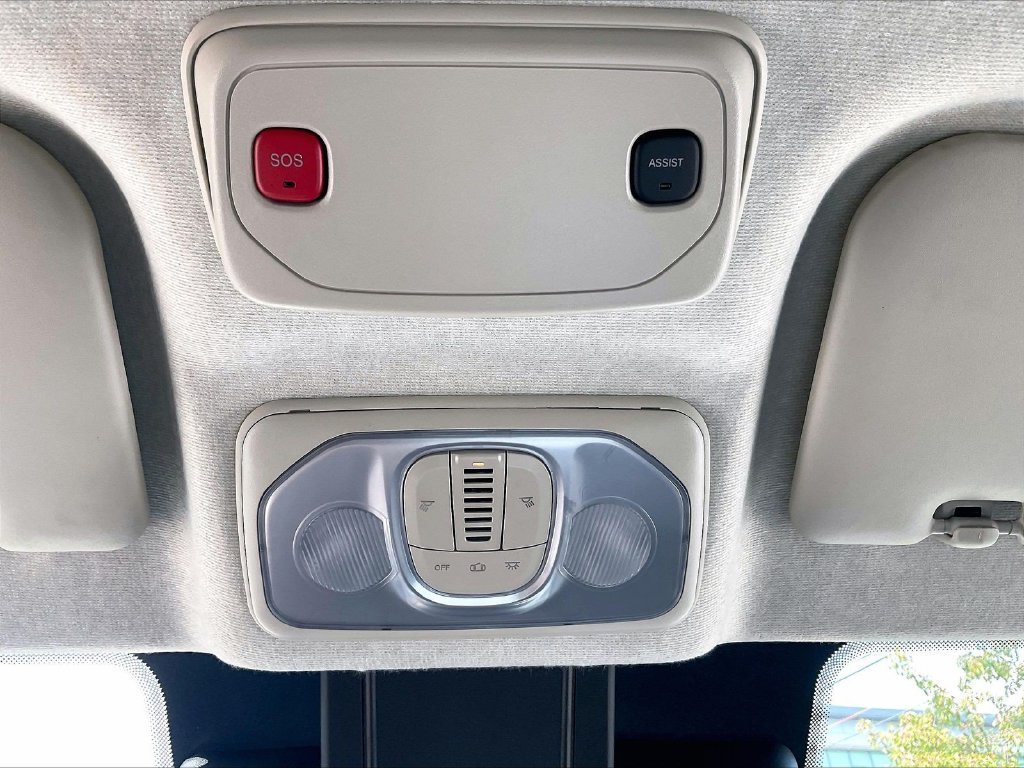 Used 2025 White Ram Base image 25