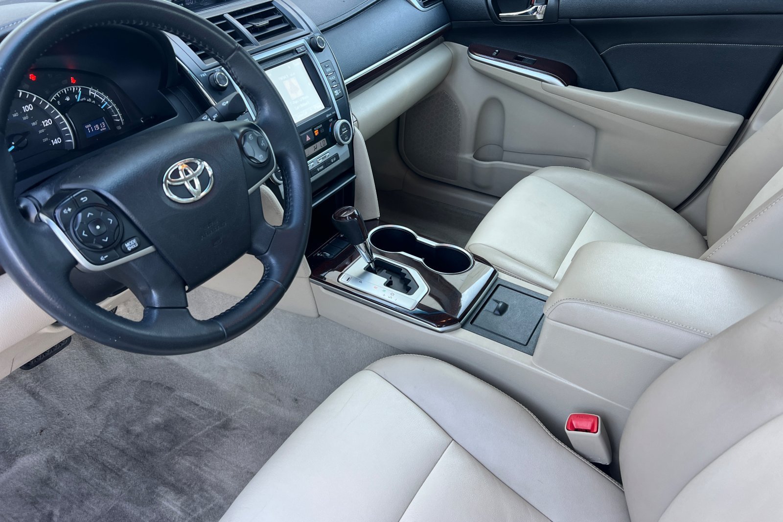 Used 2014 Super White Toyota L image 9