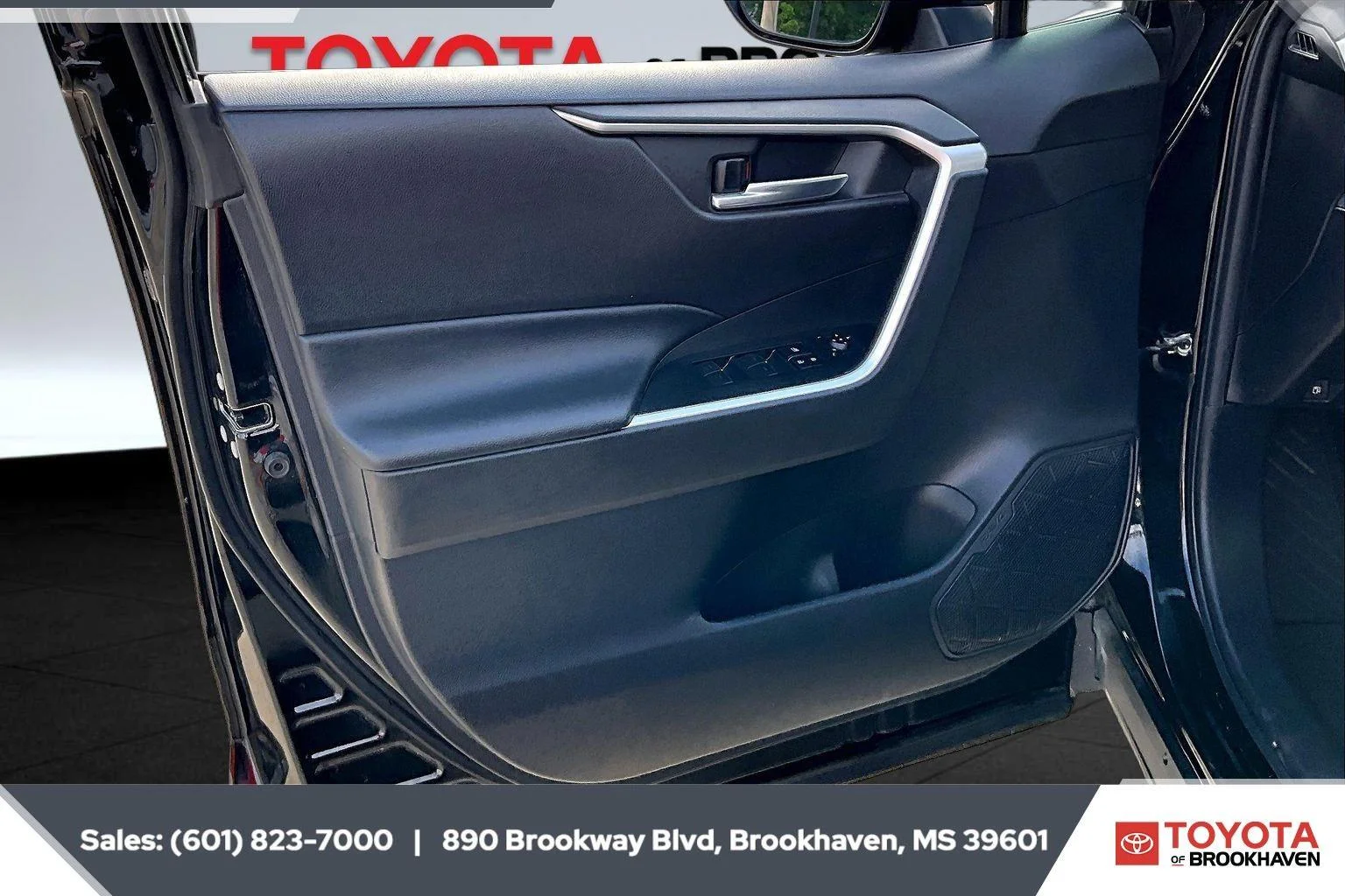 Used 2022 Midnight Black Metallic Toyota Hybrid XLE image 19
