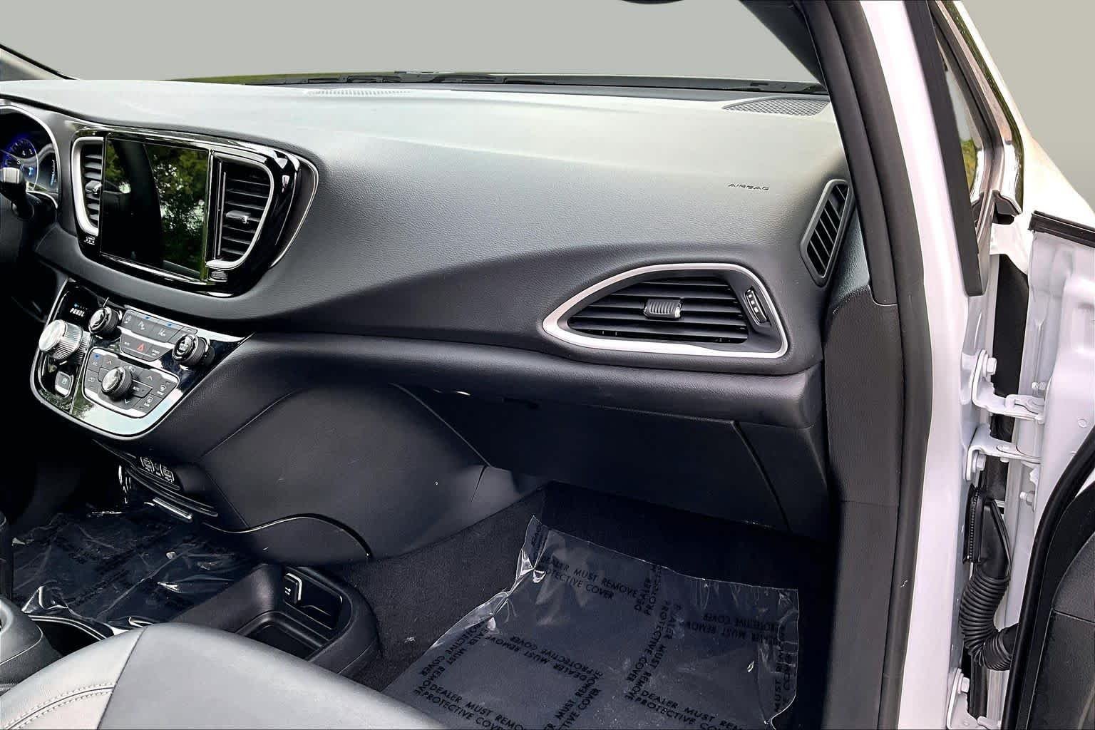 Used 2025 Bright White Clearcoat Chrysler Select image 19