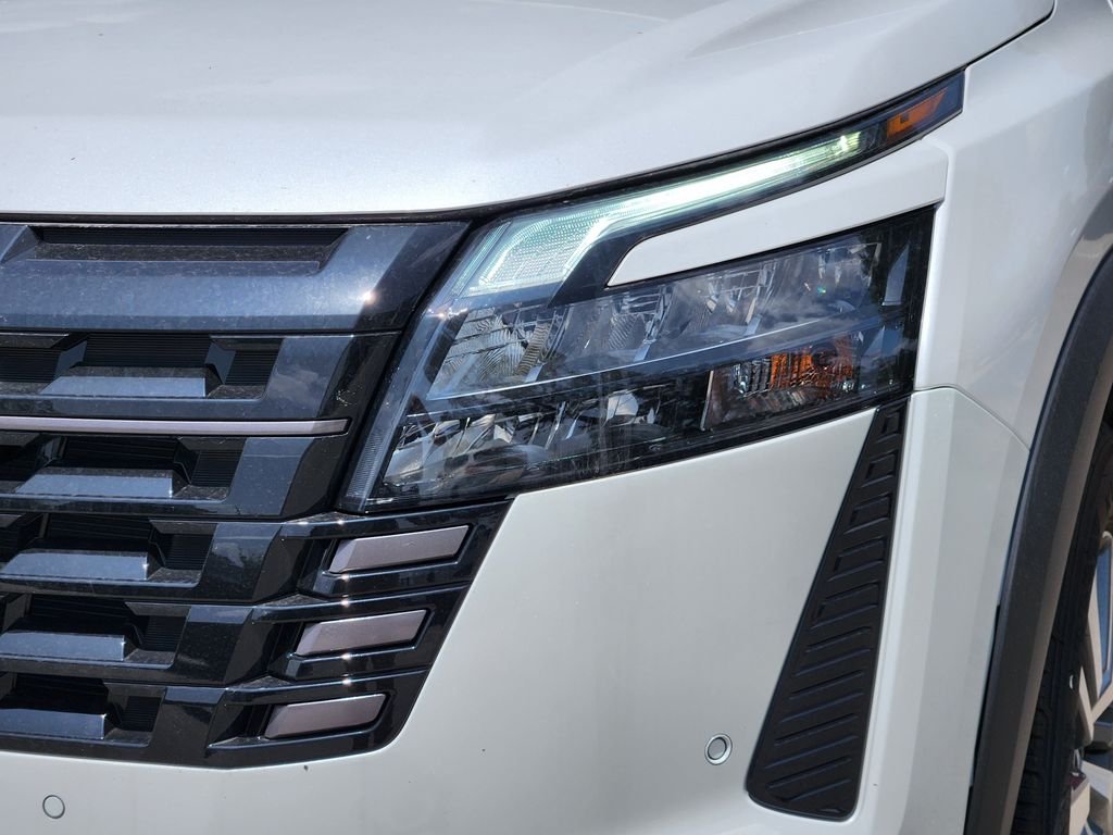 New 2026 Everest White Pearl TriCoat Nissan SL image 8