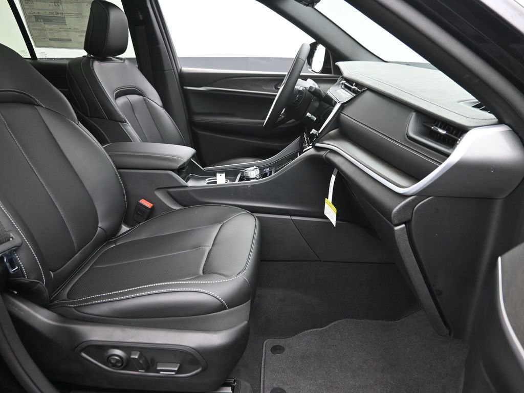 New 2026 Diamond Black Crystal Pearl-Coat Exterior Paint Jeep Limited image 9