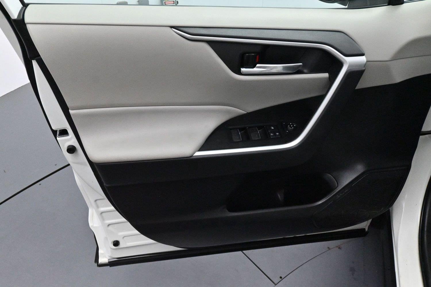 Used 2022 White Toyota XLE image 11