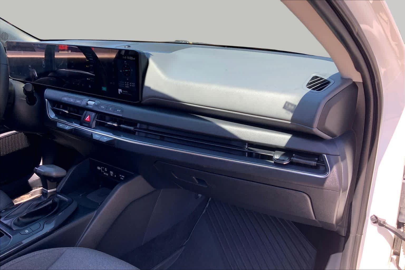 Used 2025 Snow White Pearl Kia EX image 19
