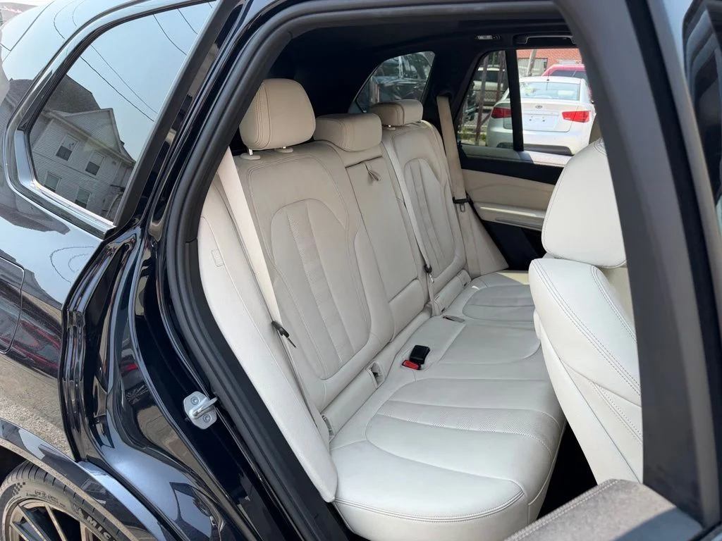 Used 2021 Black BMW xDrive40i image 14