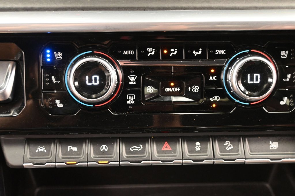 Used 2023 Silver GMC Denali Ultimate image 21