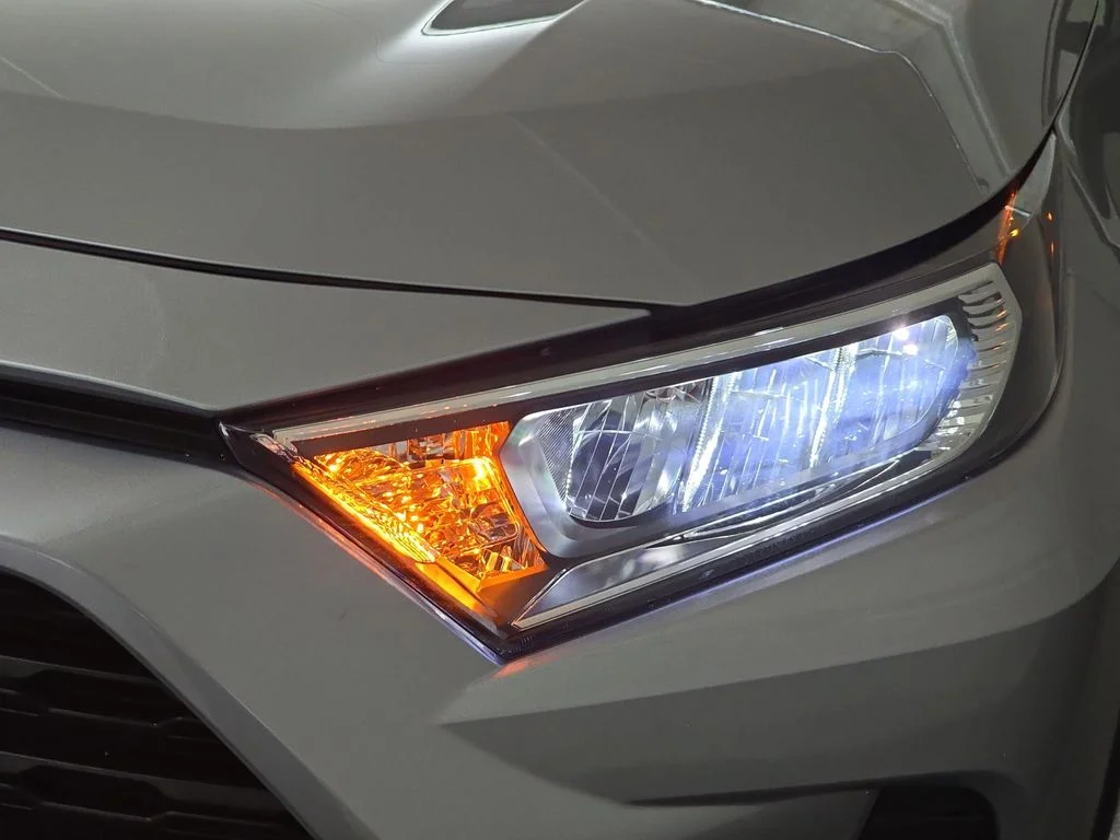 Used 2019 Silver Toyota XLE Premium image 32