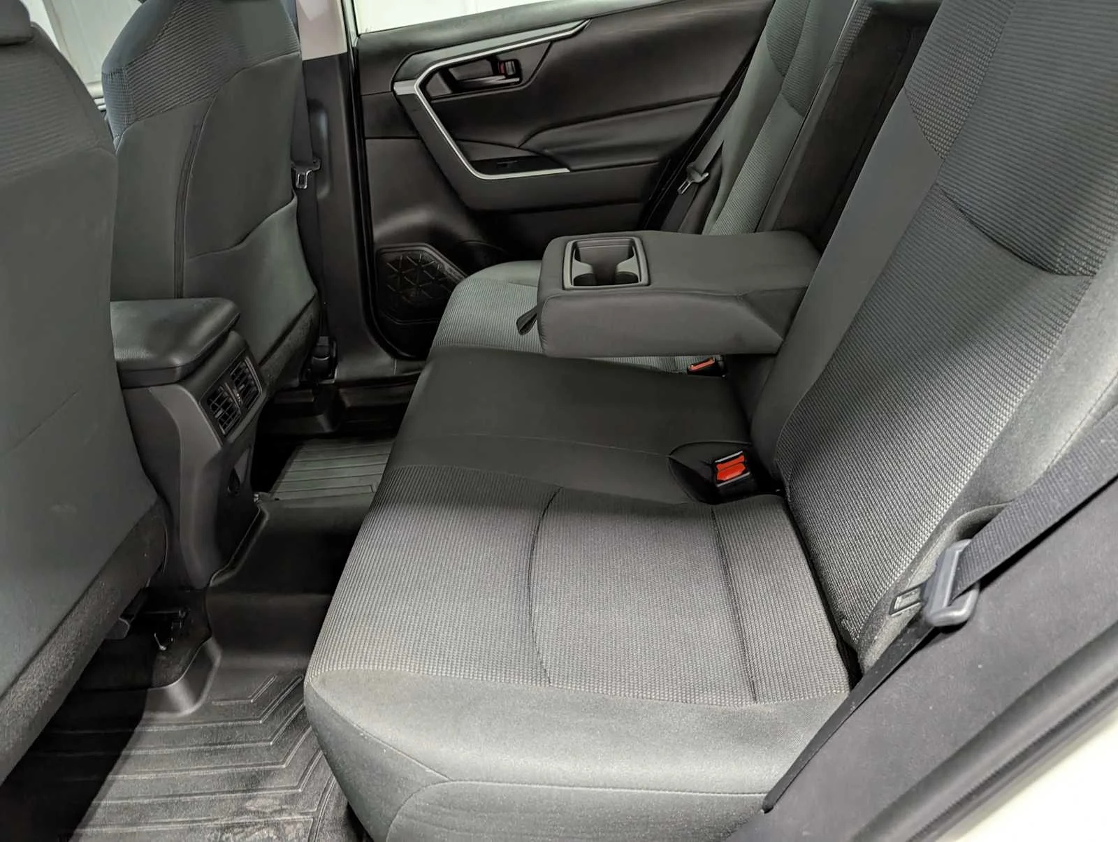 Used 2022 White Toyota LE image 21