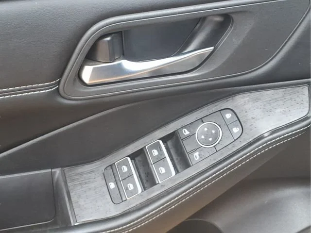 Used 2025 Silver Nissan SL Intelligent AWD image 17