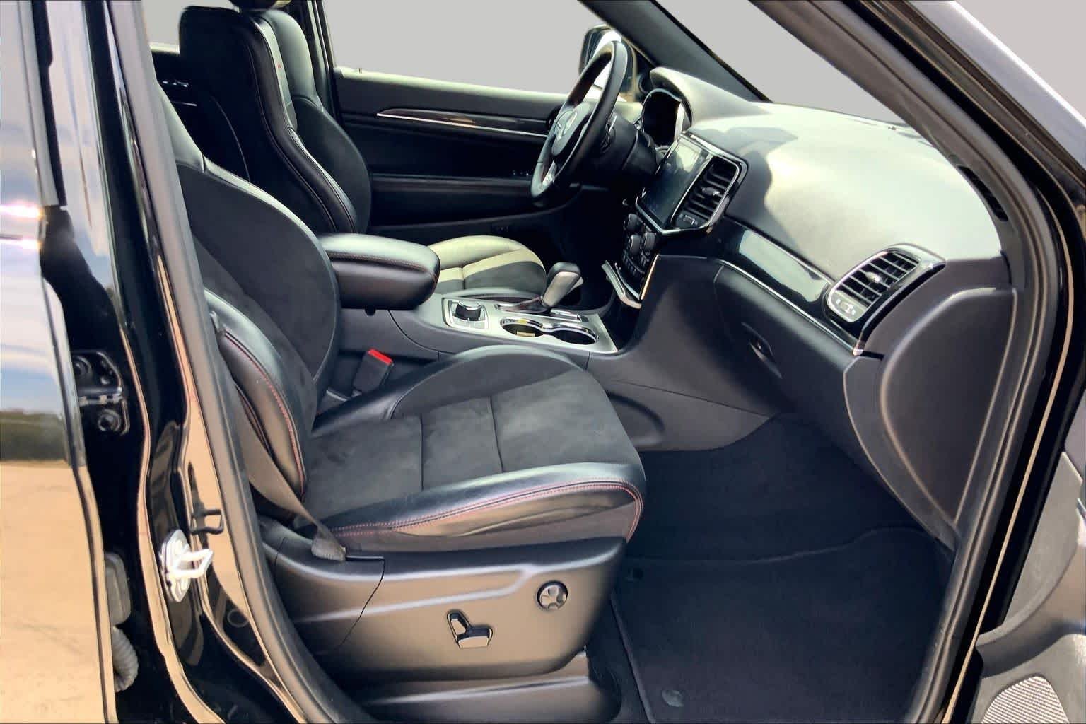 Used 2019 Diamond Black Crystal Pearlcoat Jeep Trailhawk image 9