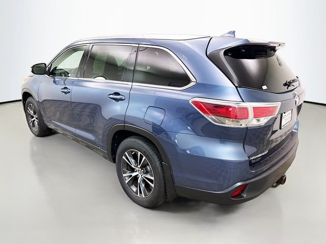 Used 2016 Blue Toyota XLE V6 image 5