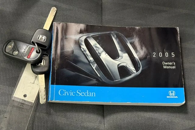 Used 2005 Magnesium Metallic Honda LX image 5