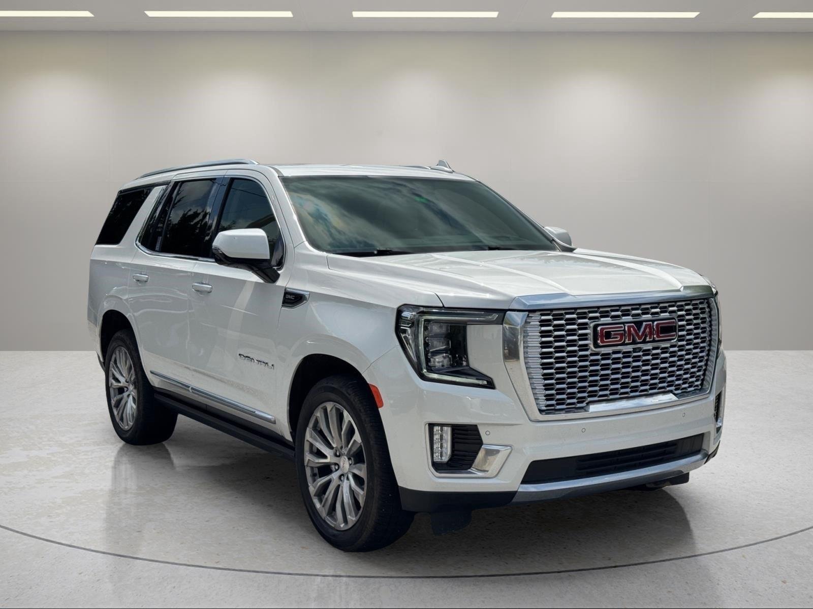Used 2022 White Frost Tricoat GMC Denali image 7