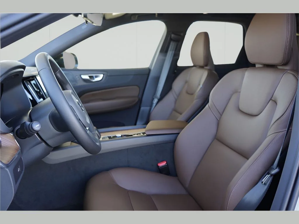 2025 Volvo XC60 Plus - Photo 17