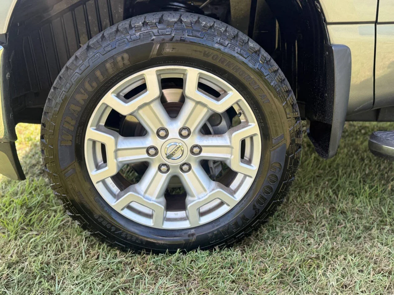 Used 2017 Gray Nissan SV 4x4 4dr Crew Cab image 11