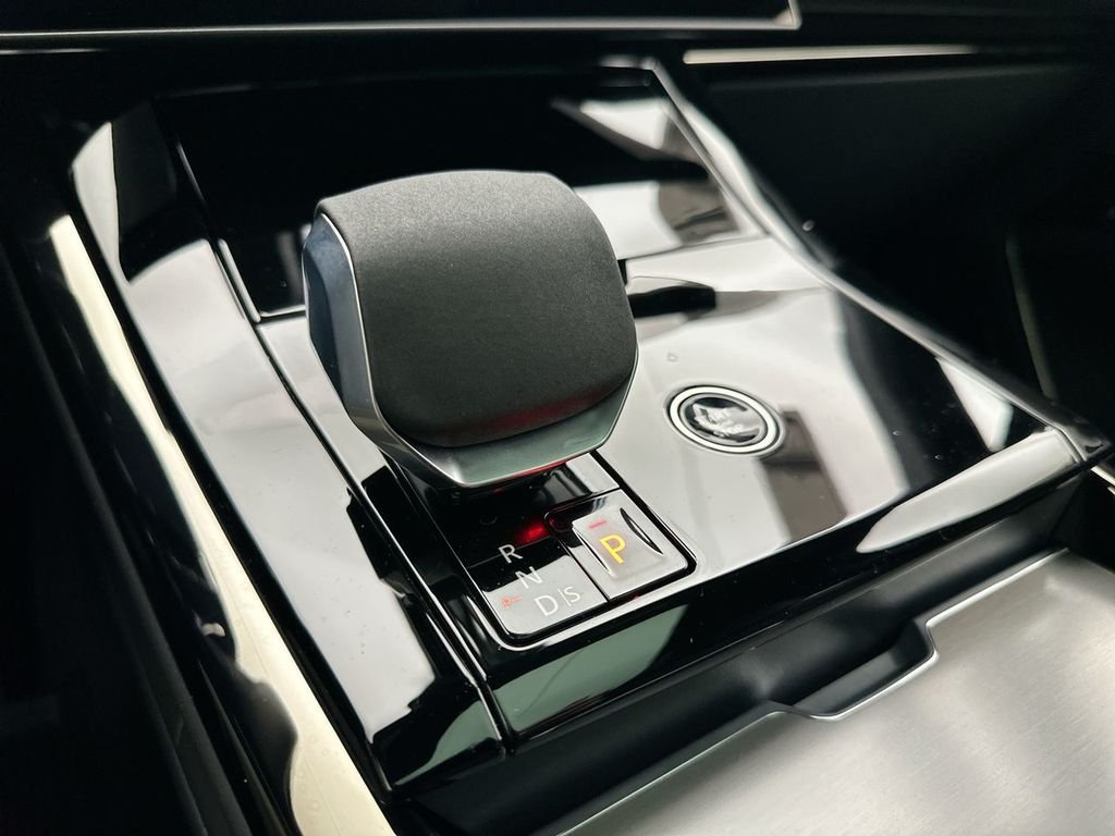New 2026 Fuji White Land Rover SE image 12