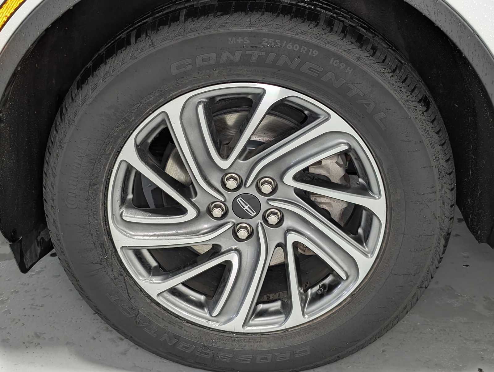 Used 2023 Pristine White Lincoln Standard image 3