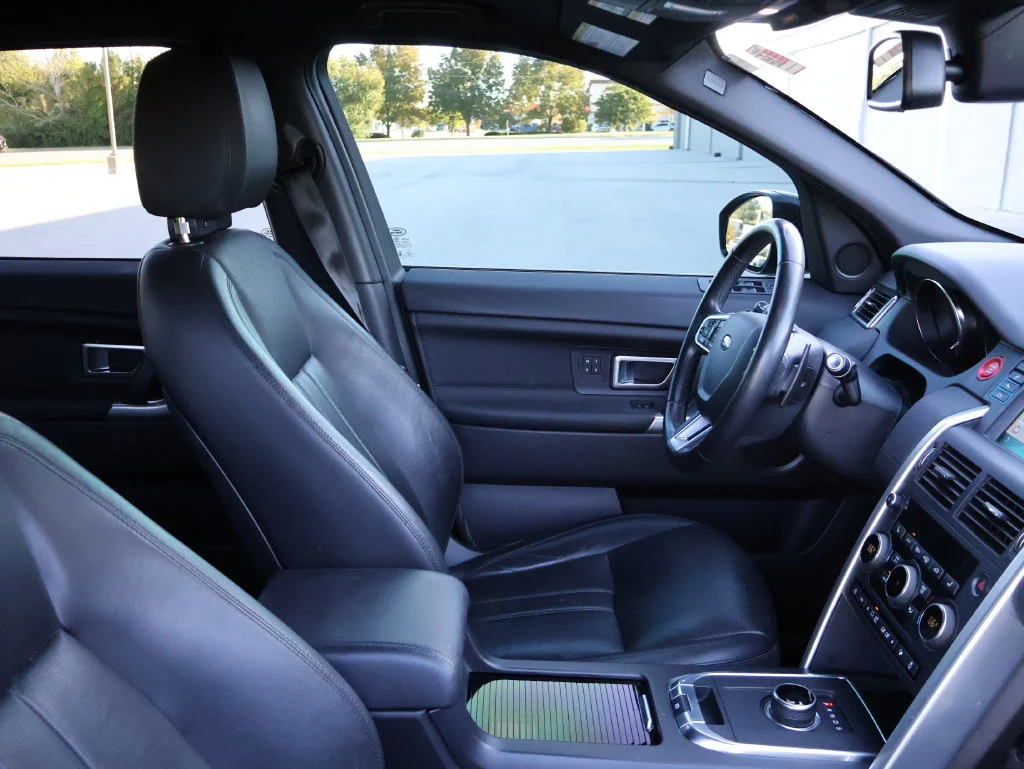 Used 2019  Land Rover  image 10