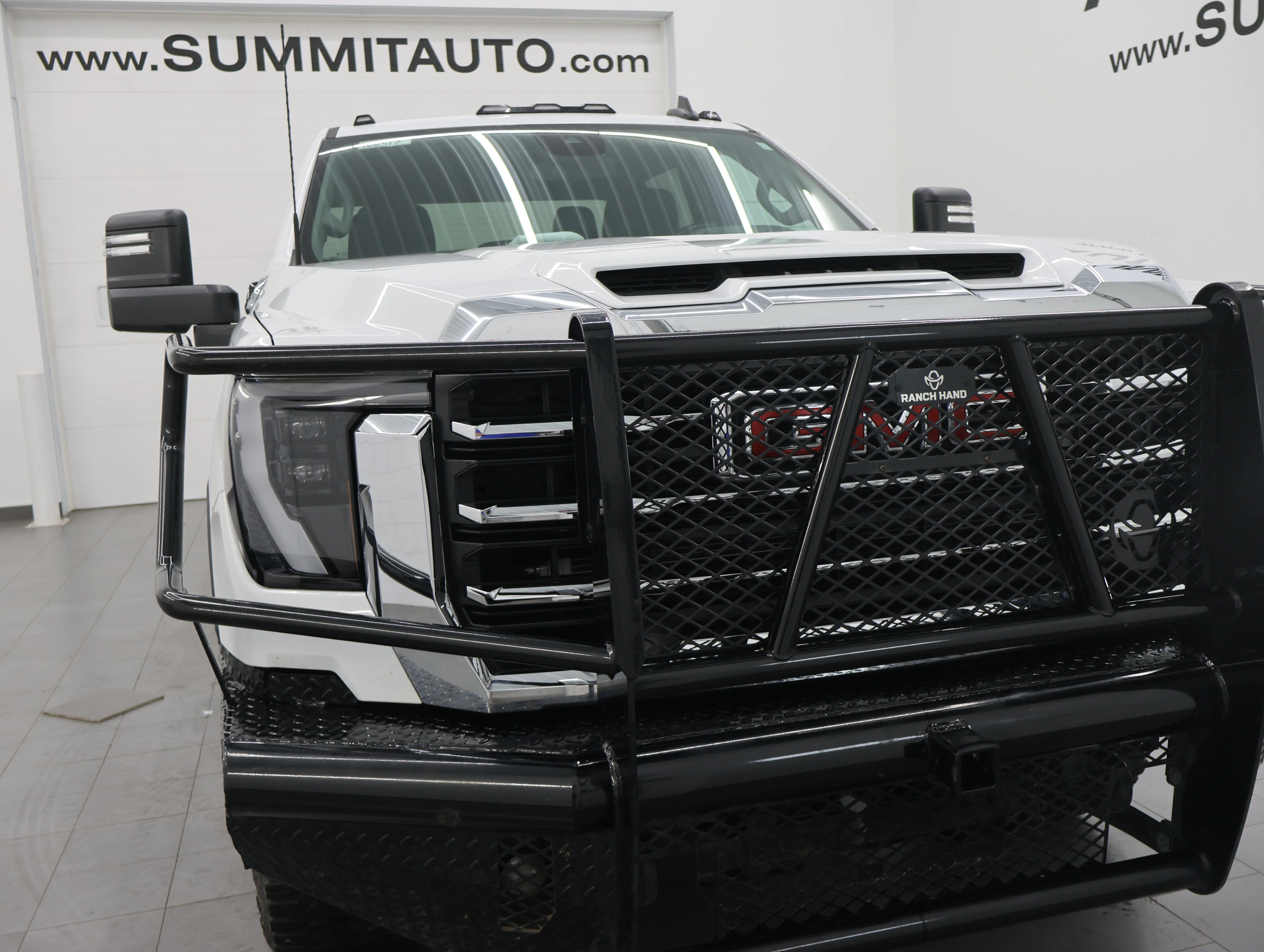 Used 2025 Summit White GMC SLE image 22